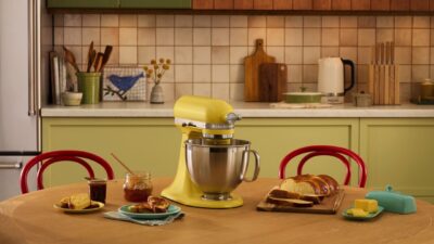 Die Küchenmaschine „Artisan“ von KitchenAid kommt nun in der sonnigen Farbe „Butter“ daher. Als Solitär auf der Arbeitsplatte zieht sie garantiert alle Blicke auf sich und ist noch dazu ein praktischer Begleiter bei der täglichen Küchenarbeit.


