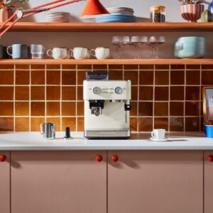 Für eine solche bunte Küche mit ihren schillernden Farben ist die Retro-Kaffeemaschine von Kitchen Aid genau die passende Wahl. In Weiß bringt sie optische Ruhe hinein, passt in jede beliebige Küche und ist zeitlos in ihrer Form. Das Gerät „Artisan“ wird aus Edelstahl gefertigt.
