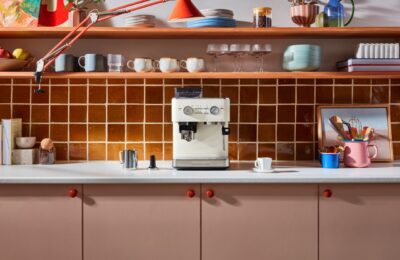 Für eine solche bunte Küche mit ihren schillernden Farben ist die Retro-Kaffeemaschine von Kitchen Aid genau die passende Wahl. In Weiß bringt sie optische Ruhe hinein, passt in jede beliebige Küche und ist zeitlos in ihrer Form. Das Gerät „Artisan“ wird aus Edelstahl gefertigt.