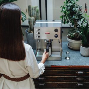 Das italienische Familienunternehmen Lelit hat wunderschöne Kaffeemaschinen im Sortiment. Alle stehen für handwerkliche Präzision und sollen mit klaren Linien und wertigen Details den Genuss perfekt machen.