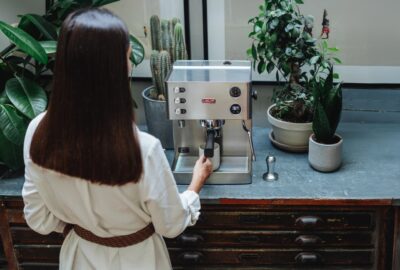 Das italienische Familienunternehmen Lelit hat wunderschöne Kaffeemaschinen im Sortiment. Alle stehen für handwerkliche Präzision und sollen mit klaren Linien und wertigen Details den Genuss perfekt machen.