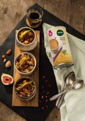 Es muss nicht immer „echter“ Kaffee sein. Inzwischen gibt es viele schmackhafte Alternativen ohne Koffein, auch den glutenfreien Instant Kichererbsen Kaffee von Naturata. Die harmonische Mischung aus Kichererbsen, Roggen und Zichorien entfaltet ein kräftiges, vollmundiges Aroma und begeistert mit einer feinen Crema.
