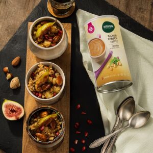 Es muss nicht immer „echter“ Kaffee sein. Inzwischen gibt es viele schmackhafte Alternativen ohne Koffein, auch den glutenfreien Instant Kichererbsen Kaffee von Naturata. Die harmonische Mischung aus Kichererbsen, Roggen und Zichorien entfaltet ein kräftiges, vollmundiges Aroma und begeistert mit einer feinen Crema.