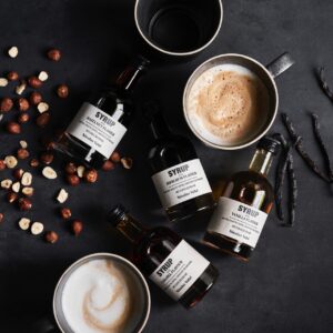 Ein hochwertiger natürlicher Sirup verfeinert Barista-Getränke. Eine kleine Menge reicht, da die Kreationen von Nicolas Vahé sehr intensiv sind. Unter anderem gibt es die Sorten „Hazelnut“, „Irish Rum“ oder „Vanilla“. Noch dazu haben die Flaschen eine nette Optik und machen sich gut im Küchenregal.