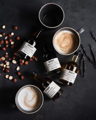 Ein hochwertiger natürlicher Sirup verfeinert Barista-Getränke. Eine kleine Menge reicht, da die Kreationen von Nicolas Vahé sehr intensiv sind. Unter anderem gibt es die Sorten „Hazelnut“, „Irish Rum“ oder „Vanilla“. Noch dazu haben die Flaschen eine nette Optik und machen sich gut im Küchenregal.