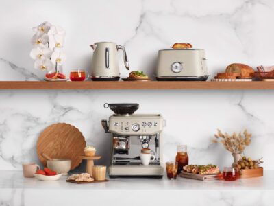 Farben wie Nougat oder Mocca sind angesagt, das gilt ebenfalls für Beige. Der neue Ton „Almond Nougat“ von Sage Appliances® veredelt die hochwertige Kaffeemaschine noch zusätzlich. Die kompakte Siebträgermaschine mit integriertem Mahlwerk bietet intelligente Funktionen für köstliche Kaffee-Ideen.