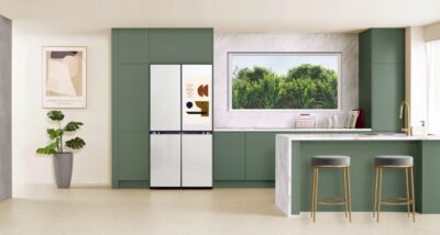 Der neue Kühlschrank von Samsung ist mit der „AI Hybrid Cooling“ Technik verse-hen. Neben einem Kompressor steckt darin ein Peltier-Modul.  Es kann zum Aufhei-zen und Abkühlen genutzt werden und soll für eine konstante Temperaturen sor-gen. Im Normalbetrieb übernimmt weiterhin der Kompressor die Arbeit. Das Peltier-Modul ist eine große Hilfe, wenn viele neue Lebensmittel in den Kühlschrank gelegt werden oder die Tür lange offenstand. Dann wird die gewünschte Temperatur schneller erreicht.  