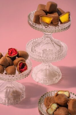Zu einer leckeren Tasse Kaffee passt eine Süßigkeit, vor allem, wenn der Kaffee selbst ohne Aroma genossen wird. Dabei muss es nicht immer Kuchen oder ein Keks sein. Super köstlich sind die verschiedenen Sorten der neuen „Schofrulade“ von Oswald. Das sind gefrorene Früchte, die von Schokolade ummantelt sind. Ein wirklich besonderes Geschmackserlebnis.