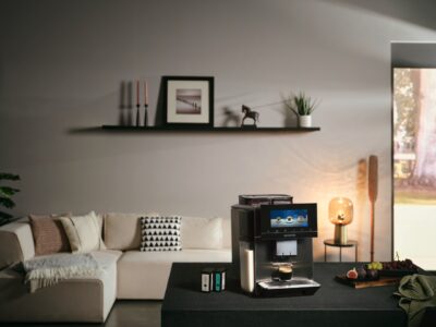 Der Vollautomat „EQ900 plus“ bietet alles für einen optimalen Kaffeemoment. Dazu gehören individuelle Einstellungsmöglichkeiten, die hochentwickelte Technologie und die Kaffeespezialitäten, die sich damit zubereiten lassen. Dank des „baristaMode“ können Wasser- und Kaffeemenge, der Mahlgrad, die Brühtemperatur und -geschwindigkeit sowie die Milchmenge nach eigenen Vorlieben eingestellt und angepasst werden.