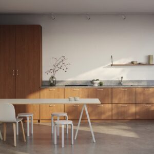 Edles Eichenholz in der Verbindung mit Marmor schafft Kuschel-Stimmung und bewahrt dennoch die Geradlinigkeit. Design-Blickfang sind die weißen Griffe. Küche von Superfront.