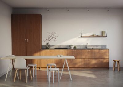 Edles Eichenholz in der Verbindung mit Marmor schafft Kuschel-Stimmung und bewahrt dennoch die Geradlinigkeit. Design-Blickfang sind die weißen Griffe. Küche von Superfront.