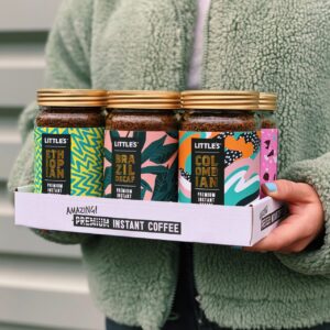 Instantkaffee ist eine praktische Lösung, wenn es einmal schnell gehen soll. Die Marke Little's hat einen Premiumkaffee auf den Markt gebracht, der so nah wie möglich an den Geschmack einer traditionell gebrühten Tasse Kaffee herankommen soll. Dabei gibt es unterschiedliche Sorten, zum Beispiel „Columbian“ mit natürlichem Haselnussgeschmack oder „Italian Rich Roast“, der nach dunkler Schokolade mundet.