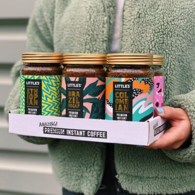 Instantkaffee ist eine praktische Lösung, wenn es einmal schnell gehen soll. Die Marke Little's hat einen Premiumkaffee auf den Markt gebracht, der so nah wie möglich an den Geschmack einer traditionell gebrühten Tasse Kaffee herankommen soll. Dabei gibt es unterschiedliche Sorten, zum Beispiel „Columbian“ mit natürlichem Haselnussgeschmack oder „Italian Rich Roast“, der nach dunkler Schokolade mundet.
