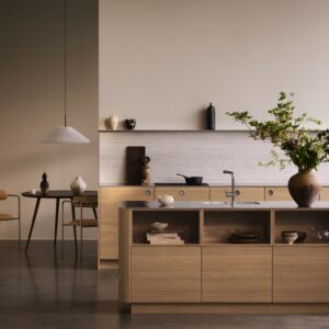 Organische Formen harmonieren zum Skandi-Trend. Wunderschön aufgelockert wirken die Insel und auch die Küchenrückwand mit Regal. Küche „Veda“ in „Light Oak“ von Kvik.