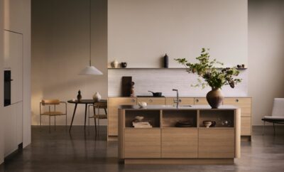 Organische Formen harmonieren zum Skandi-Trend. Wunderschön aufgelockert wirken die Insel und auch die Küchenrückwand mit Regal. Küche „Veda“ in „Light Oak“ von Kvik.