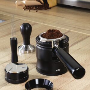 Mit dem richtigen Equipment gelingt ein Kaffee noch besser. Für die Siebträgermaschine bietet Cilio praktische Werkzeuge in der „Barista Serie“ an. So den „Klumpen Crusher“ und den „Dosierring“. Elegant in Schwarz und Silber spiegeln die Accessoires auch optisch die Hochwertigkeit wider.