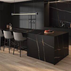 Auch dunkle Farben wirken sehr elegant und lassen das Gesamtbild extravagant aussehen. Schön ist hier die Einheitlichkeit von Wand und Möbeln. Die Marmorinsel und die Rückwand sind aus der Serie „Arklam“ von Tile of Spain im Farbton „Sahara Noir“.