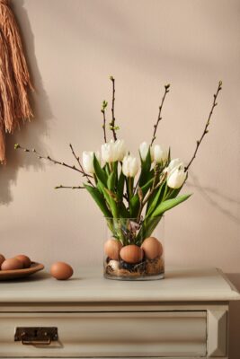 Tulpen, verschiedene Zweige und Eier im Mix – das ist ein super Oster-Ensemble. Alles kann zusammen in der Vase arrangiert werden. Sieht auch mit gefärbten Eiern attraktiv aus. Idee von Søstrene Grene.