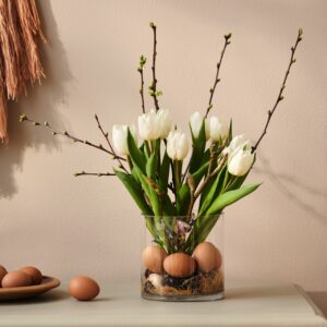 Tulpen, verschiedene Zweige und Eier im Mix – das ist ein super Oster-Ensemble. Alles kann zusammen in der Vase arrangiert werden. Sieht auch mit gefärbten Eiern attraktiv aus. Idee von Søstrene Grene.