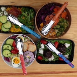 Plastikgeschirr kann nicht zerbrechen und ermöglicht es Kindern, alleine zu essen. Ein praktisches Besteck ist das von Akinod. Es wird mit einem Magneten fixiert und ist dadurch unbedenklicher. Aufpassen sollten Sie aber dennoch und Kinder damit nicht alleine hantieren lassen.  
