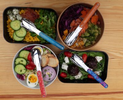 Plastikgeschirr kann nicht zerbrechen und ermöglicht es Kindern, alleine zu essen. Ein praktisches Besteck ist das von Akinod. Es wird mit einem Magneten fixiert und ist dadurch unbedenklicher. Aufpassen sollten Sie aber dennoch und Kinder damit nicht alleine hantieren lassen. | KÜCHEN JOURNAL Plastikgeschirr kann nicht zerbrechen und ermöglicht es Kindern, alleine zu essen. Ein praktisches Besteck ist das von Akinod. Es wird mit einem Magneten fixiert und ist dadurch unbedenklicher. Aufpassen sollten Sie aber dennoch und Kinder damit nicht alleine hantieren lassen.
