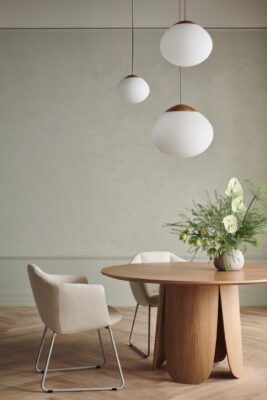 Tisch „Peyote“ ist ein echtes Design-Objekt an dem man sich gar nicht satt sehen kann. Er ist aus Fichtenholz mit einem lackierten Eichenfurnier. Richtig kuschelig präsentieren sich die Stühle „Join“ dazu. Insgesamt vermittelt das Ensemble eine luftige frische Anmutung mit eleganter Note, von Bolia.