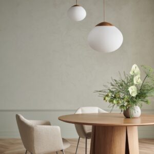 Tisch „Peyote“ ist ein echtes Design-Objekt an dem man sich gar nicht satt sehen kann. Er ist aus Fichtenholz mit einem lackierten Eichenfurnier. Richtig kuschelig präsentieren sich die Stühle „Join“ dazu. Insgesamt vermittelt das Ensemble eine luftige frische Anmutung mit eleganter Note, von Bolia.