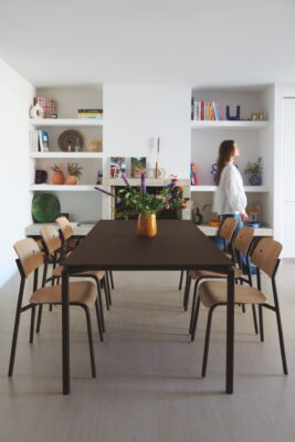 Der Tisch „Calvi“ ist eine gelungene Kombination aus Design und Technologie. Die metallische „Fenix®“ Tischplatte ist markant und strapazierfähig. Kratzer und Flecken sind kaum zu sehen. Er ist in unterschiedlichen Größen erhältlich. Die Stühle aus der Serie „Studie“ aus Eichenholz sind ein super Partner dazu. Das Gestell aus Aluminiumrohr gibt es in vielen Farben. Alles von Fermob.