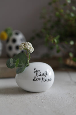 Die beschrifteten Eiervasen sind ein Highlight zu Ostern. Sie werden mit einzelnen Blumen in Szene gesetzt und passen optimal auf den gedeckten Tisch. Die Vasen sind aus Porzellan gefertigt und handbemalt. Maße: 8 x 6 x 6 Zentimeter. Von Good old Friends über Car Möbel, ca. 13 Euro.