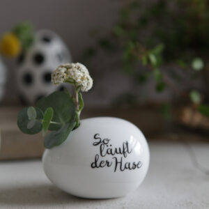 Die beschrifteten Eiervasen sind ein Highlight zu Ostern. Sie werden mit einzelnen Blumen in Szene gesetzt und passen optimal auf den gedeckten Tisch. Die Vasen sind aus Porzellan gefertigt und handbemalt. Maße: 8 x 6 x 6 Zentimeter. Von Good old Friends über Car Möbel, ca. 13 Euro.