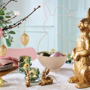 Nicht nur zu Weihnachten ist Gold angesagt, auch an Ostern schafft der glamouröse Ton Eleganz. Im Frühling sieht es schön aus, das Gold mit pastelligen Tönen zu kombinieren. Alles von Ernsting’s family.