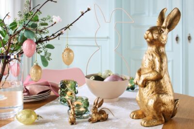Nicht nur zu Weihnachten ist Gold angesagt, auch an Ostern schafft der glamouröse Ton Eleganz. Im Frühling sieht es schön aus, das Gold mit pastelligen Tönen zu kombinieren. Alles von Ernsting’s family.