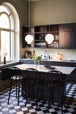 Die Theke bildet den zentralen Mittelpunkt in der Küche und verbindet Essen und Arbeiten miteinander. Von hier aus kann man alle Aktionen in der Küche begleiten. Ein Hingucker sind die verspielten Hocker in Caféhaus-Optik. Die ideale Beleuchtung: Die schicken Lampen von Globen Lighting.