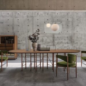 So ein auffälliges Design! Der Tisch ist zwar groß, aber keineswegs schwer in der Optik, denn er ist aus filigranen Materialien gestaltet. Auch die gepolsterten Stühle haben eine leichte Anmutung. Die gesamte Raumgestaltung beeindruckt, denn hier unterstreicht die Betonwand zusätzlich den extravaganten Stil. Möbel von Gianfranco Ferré Home.