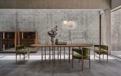 So ein auffälliges Design! Der Tisch ist zwar groß, aber keineswegs schwer in der Optik, denn er ist aus filigranen Materialien gestaltet. Auch die gepolsterten Stühle haben eine leichte Anmutung. Die gesamte Raumgestaltung beeindruckt, denn hier unterstreicht die Betonwand zusätzlich den extravaganten Stil. Möbel von Gianfranco Ferré Home.