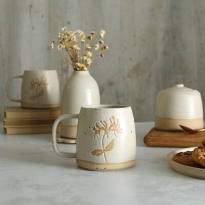 Keramik ist angesagt und präsentiert sich immer sehr naturnah in dezenten Farbtönen und mit schlichten Formen. Ganz zart in Beige mit Gräser-Abdruck zeigt sich die Tasse. Auch so kommt ein Hauch Natur in die Küche. Die Tasse ist von Habulous. | KÜCHEN JOURNAL Keramik ist angesagt und präsentiert sich immer sehr naturnah in dezenten Farbtönen und mit schlichten Formen. Ganz zart in Beige mit Gräser-Abdruck zeigt sich die Tasse. Auch so kommt ein Hauch Natur in die Küche. Die Tasse ist von Habulous.