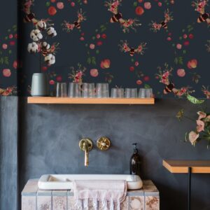 Blumen und Bienen gehören einfach zusammen, auch auf der hübschen Tapete mit Rosenblättern und kleinen Blumensträußchen. Super edel wirkt sie im dunklen Finish und im Zusammenspiel mit der ebenfalls dunklen Wandfarbe. „Bee Bloom“ Tapete in „Dark Blue“ von Hattie Lloyd.