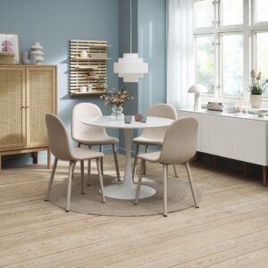 Kleine Runden haben auf jeden Fall genug Platz am runden Tisch „Ringsted“. Jung und modern ist sein Design mit dem runden Fuß aus Stahl. Diese Eigenschaft haben auch die schlichten Stühle „Ejstrup“, die mit einem weichen Stoff bezogen sind. Alles von Jysk.