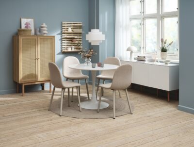 Kleine Runden haben auf jeden Fall genug Platz am runden Tisch „Ringsted“. Jung und modern ist sein Design mit dem runden Fuß aus Stahl. Diese Eigenschaft haben auch die schlichten Stühle „Ejstrup“, die mit einem weichen Stoff bezogen sind. Alles von Jysk.