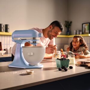 Küchengeräte sollten nur mit Erwachsenen gemeinsam genutzt werden. Auch die hübsche babyblaue Küchenmaschine von KitchenAid.  