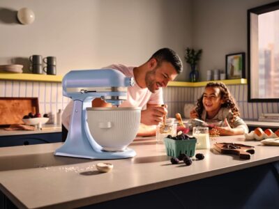 Küchengeräte sollten nur mit Erwachsenen gemeinsam genutzt werden. Auch die hübsche babyblaue Küchenmaschine von KitchenAid.  