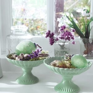 Die dekorativen Schalen werden zu einem edlen Nest befüllt. Geeignet sind dafür Wachteleier, Moos, Strohblumen und hübsche Eier aus Glas. Die grüne Schale ist aus Porzellan, alles von Loberon.