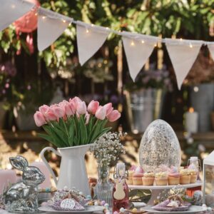 Bei gutem Wetter wird der Osterbrunch auch Outdoor zum Vergnügen. Der Tisch darf ruhig üppig geschmückt sein. Die pastelligen Töne verschmelzen mit Weiß und Silber zu einer schönen Einheit, von Lights4fun.