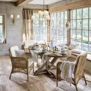 Der Landhausstil ist ein zeitloser Klassiker. Geprägt wird er bei Loberon vom massiven Esstisch „Ceffonds“ aus wiederaufbereitetem Tannenholz mit toller Maserung. Er ist robust und passt zu vielen Stühlen, so auch zur Serie „Levian“.