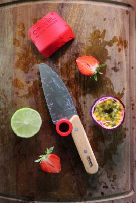 Auch kleine Küchenchefs schnippeln gern Obst und Gemüse, denn es fällt dabei reichlich gesunde Kost zum Naschen ab. Mit den kindersicheren Messern "Le Petit Chef" von Opinel sind die kleinen Finger dabei sicher vor Verletzungen geschützt. Sie sind mit einem Lernring ausgestattet, das hilft den Kids, ihre Hände und Finger an den Griffen richtig zu positionieren.  