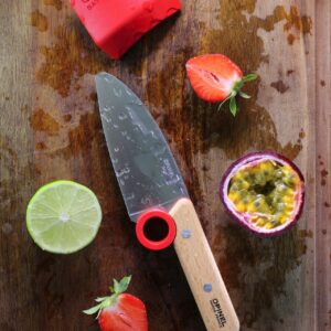 Auch kleine Küchenchefs schnippeln gern Obst und Gemüse, denn es fällt dabei reichlich gesunde Kost zum Naschen ab. Mit den kindersicheren Messern "Le Petit Chef" von Opinel sind die kleinen Finger dabei sicher vor Verletzungen geschützt. Sie sind mit einem Lernring ausgestattet, das hilft den Kids, ihre Hände und Finger an den Griffen richtig zu positionieren.  