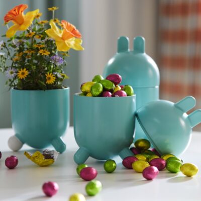 Dieser Hase präsentiert sich etwas abstrakt mit seiner geometrischen Form und dem dezenten Türkis. Er ist eine dekorative Schale mit Deckel, ideal für Süßigkeiten. „Tjärlek“ aus Steinzeug von Ikea, ca. 15 Euro.