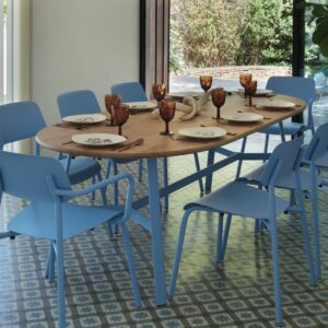 Eine tolle frische Ausstrahlung hat das Ensemble mit den hellblauen Stühlen „Studie“ und dem passenden Tischgestell „SO’O“. Das Kreuzgestell wird aus Stahlrohr gefertigt und hat eine Tischplatte aus französischer massiver Eiche. Beides ist in verschiedenen Farben erhältlich, von Fermob.