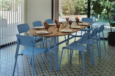 Eine tolle frische Ausstrahlung hat das Ensemble mit den hellblauen Stühlen „Studie“ und dem passenden Tischgestell „SO’O“. Das Kreuzgestell wird aus Stahlrohr gefertigt und hat eine Tischplatte aus französischer massiver Eiche. Beides ist in verschiedenen Farben erhältlich, von Fermob.