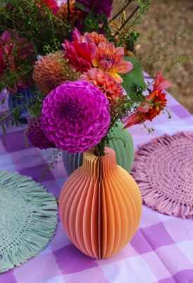 Die Vase ist ein wirkliches Design-Highlight. Gefertigt wird sie aus recycelbarem Papier. Mit einem Glasröhrchen in der Mitte haben die Blumen genug Wasser zur Verfügung. Das Gehäuse wird mit einem Magnetverschluss zusammengehalten, von Talking Tables.